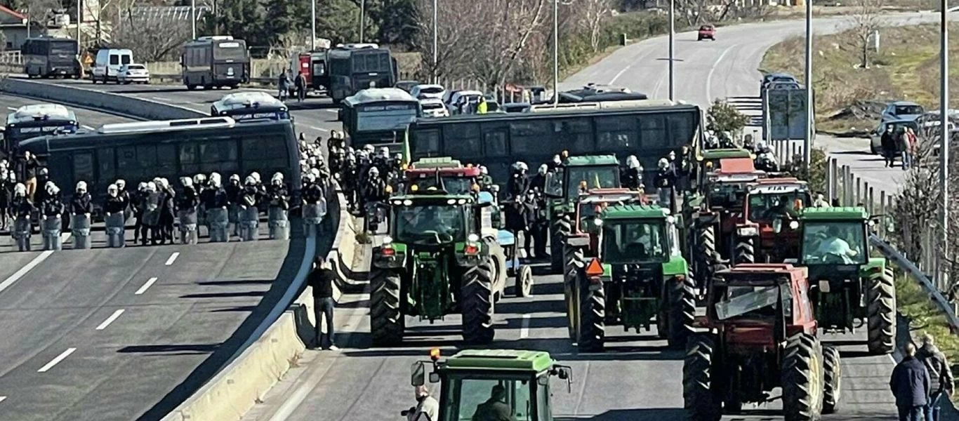 Λάρισα: Αγρότες έκλεισαν τον κόμβο της Νίκαιας στην Εθνική Οδό (βίντεο) (upd)